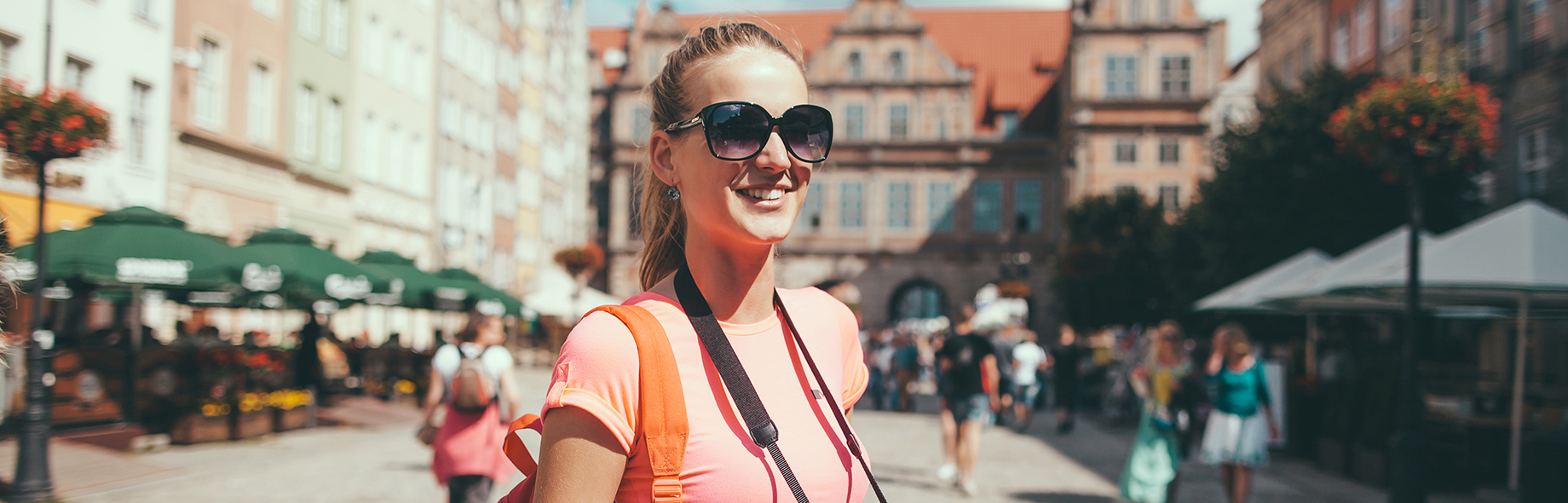smilende jente med solbriller på torget