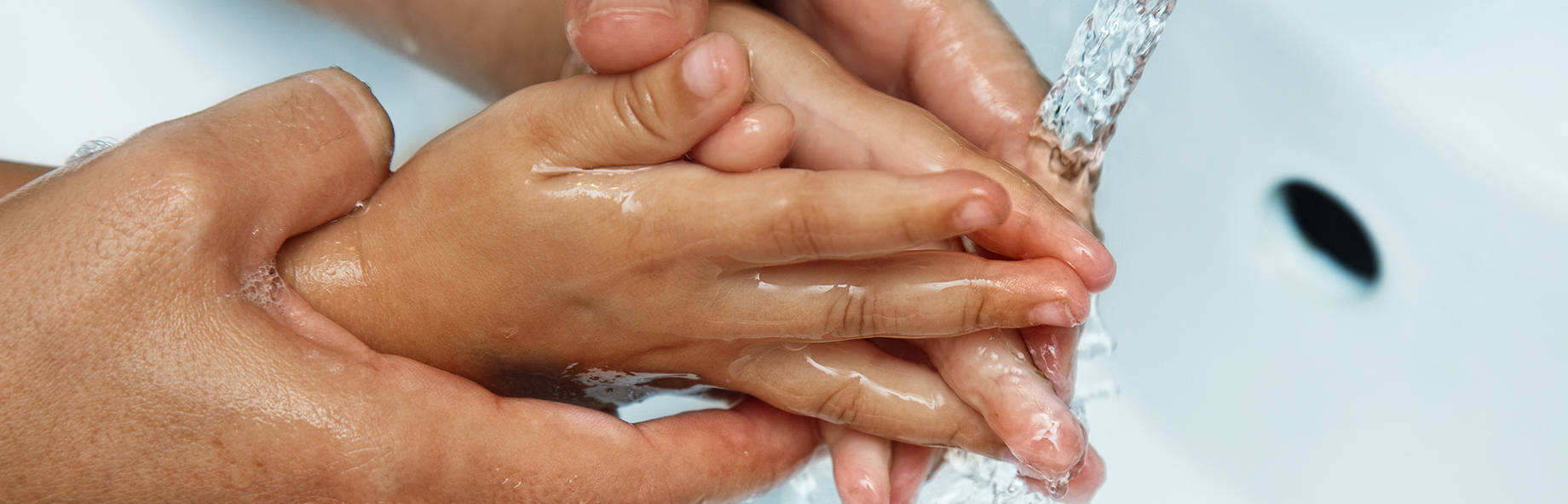 vasker hender under springen
