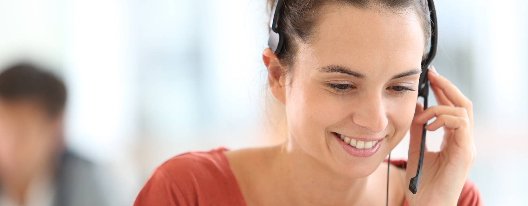 dame snakker i telefon