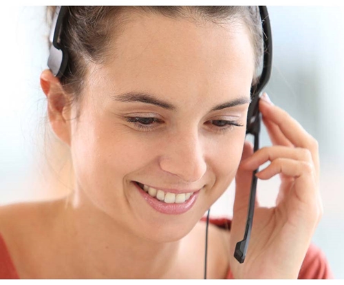 Dame som snakker i telefon