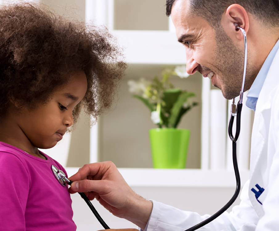 lege med stetoskop undersøker barn