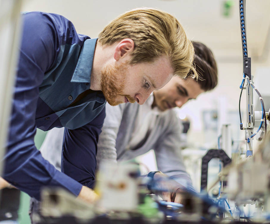 to ingeniører som har service på elektronikkdeler