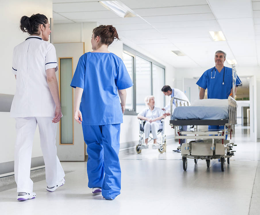 Sykehus-ansatte i sykehuskorridor